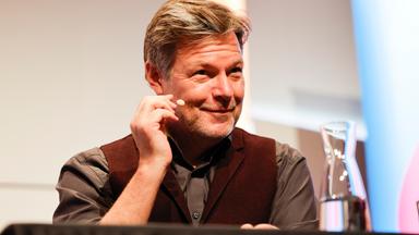 07.03.2026, Nordrhein-Westfalen, Köln: Der ehemalige Vizekanzler Robert Habeck sitzt bei einer Veranstaltung im Rahmen des Literaturfestivals lit.Cologne auf der Bühne.