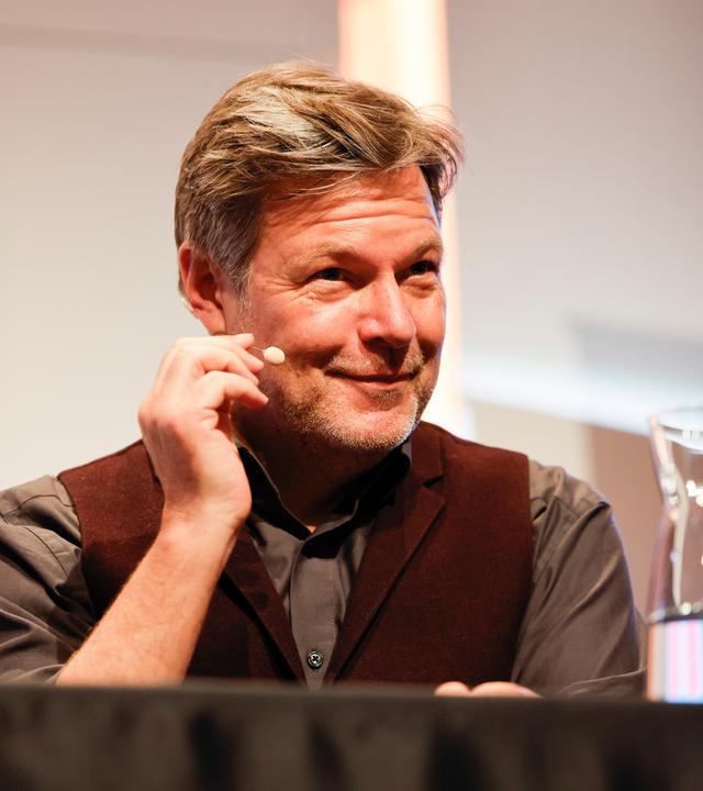 07.03.2026, Nordrhein-Westfalen, Köln: Der ehemalige Vizekanzler Robert Habeck sitzt bei einer Veranstaltung im Rahmen des Literaturfestivals lit.Cologne auf der Bühne.