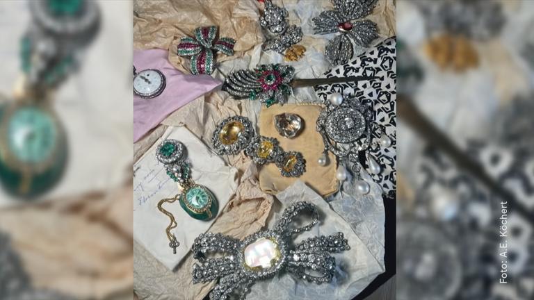 Verschiedene Schmuckstücke mit Edelsteinen und Diamenten der Habsburger