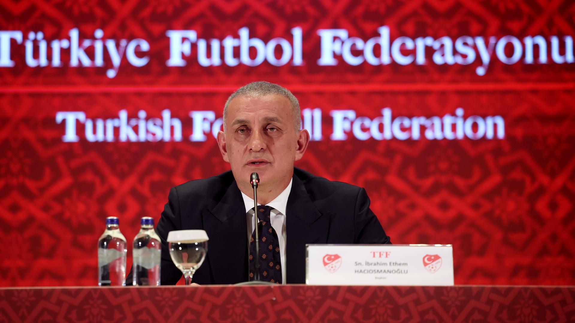 Der Präsident des Türkischen Fußballverbands, Ibrahim Haciosmanoglu, spricht während einer Pressekonferenz in Istanbul.