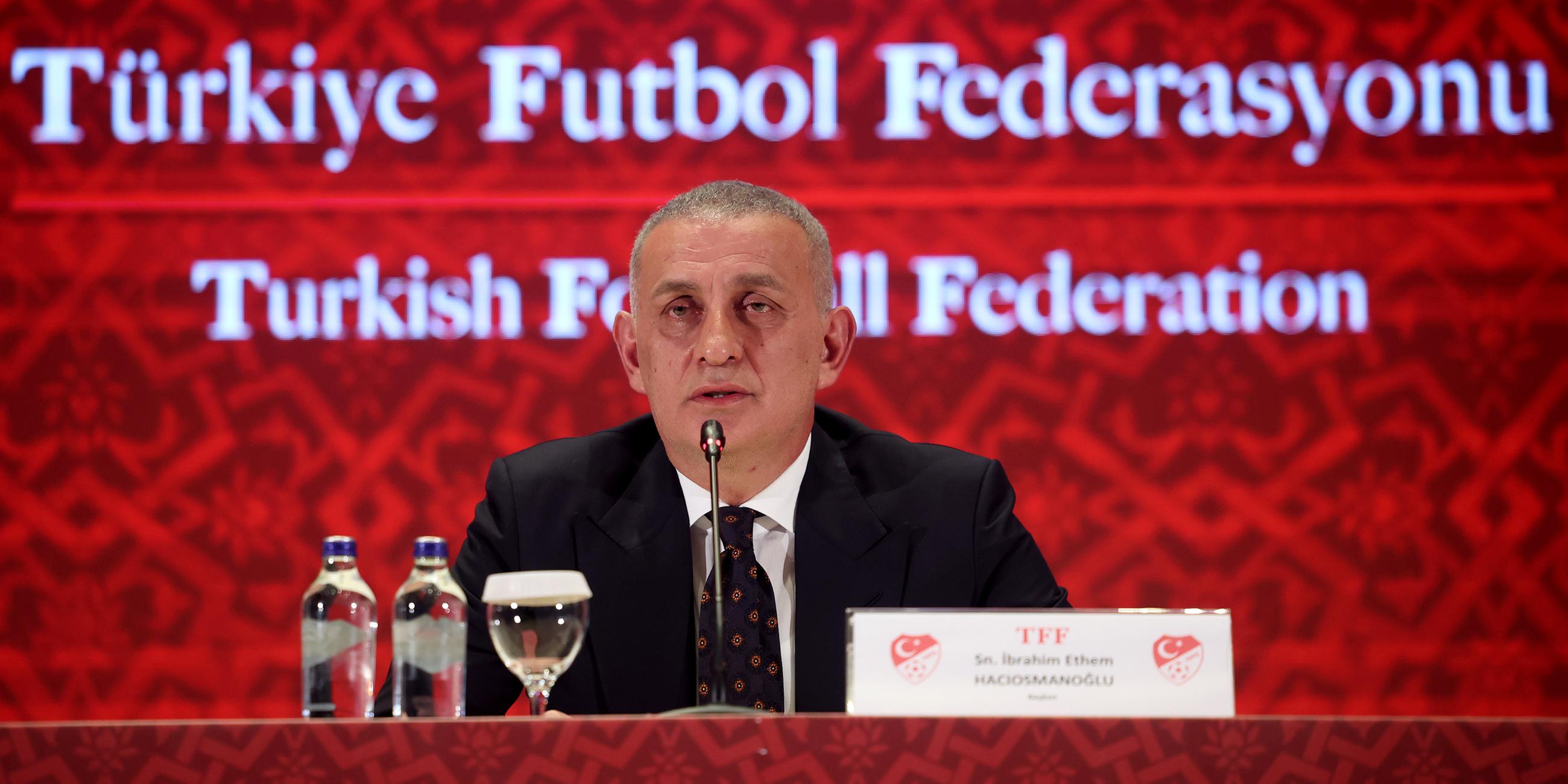 Der Präsident des Türkischen Fußballverbands, Ibrahim Haciosmanoglu, spricht während einer Pressekonferenz in Istanbul.