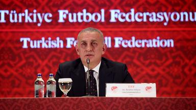 Der Präsident des Türkischen Fußballverbands, Ibrahim Haciosmanoglu, spricht während einer Pressekonferenz in Istanbul.