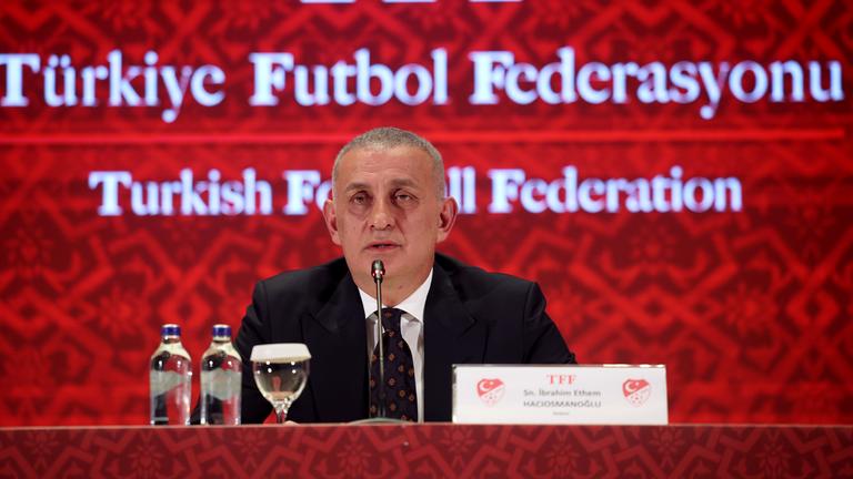 Der Präsident des Türkischen Fußballverbands, Ibrahim Haciosmanoglu, spricht während einer Pressekonferenz in Istanbul.