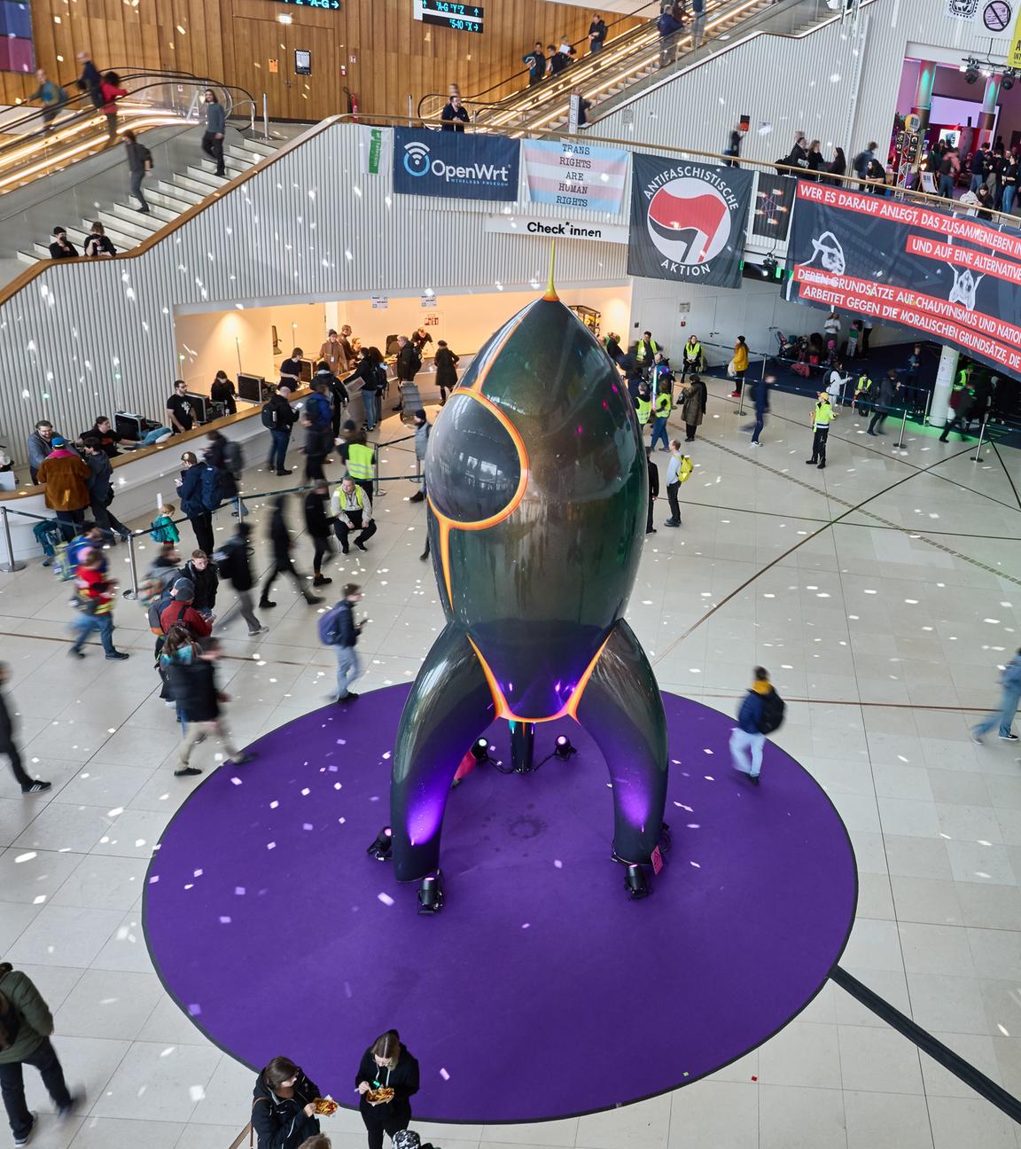 Die Rakete Fairy Dust steht während des Chaos Computer Club Kongresses (CCC) in der Empfangshalle im CCH Congress Center Hamburg. 