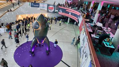 Die Rakete Fairy Dust steht während des Chaos Computer Club Kongresses (CCC) in der Empfangshalle im CCH Congress Center Hamburg. 