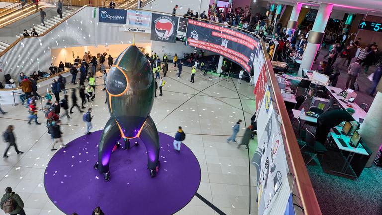 Die Rakete Fairy Dust steht während des Chaos Computer Club Kongresses (CCC) in der Empfangshalle im CCH Congress Center Hamburg. 