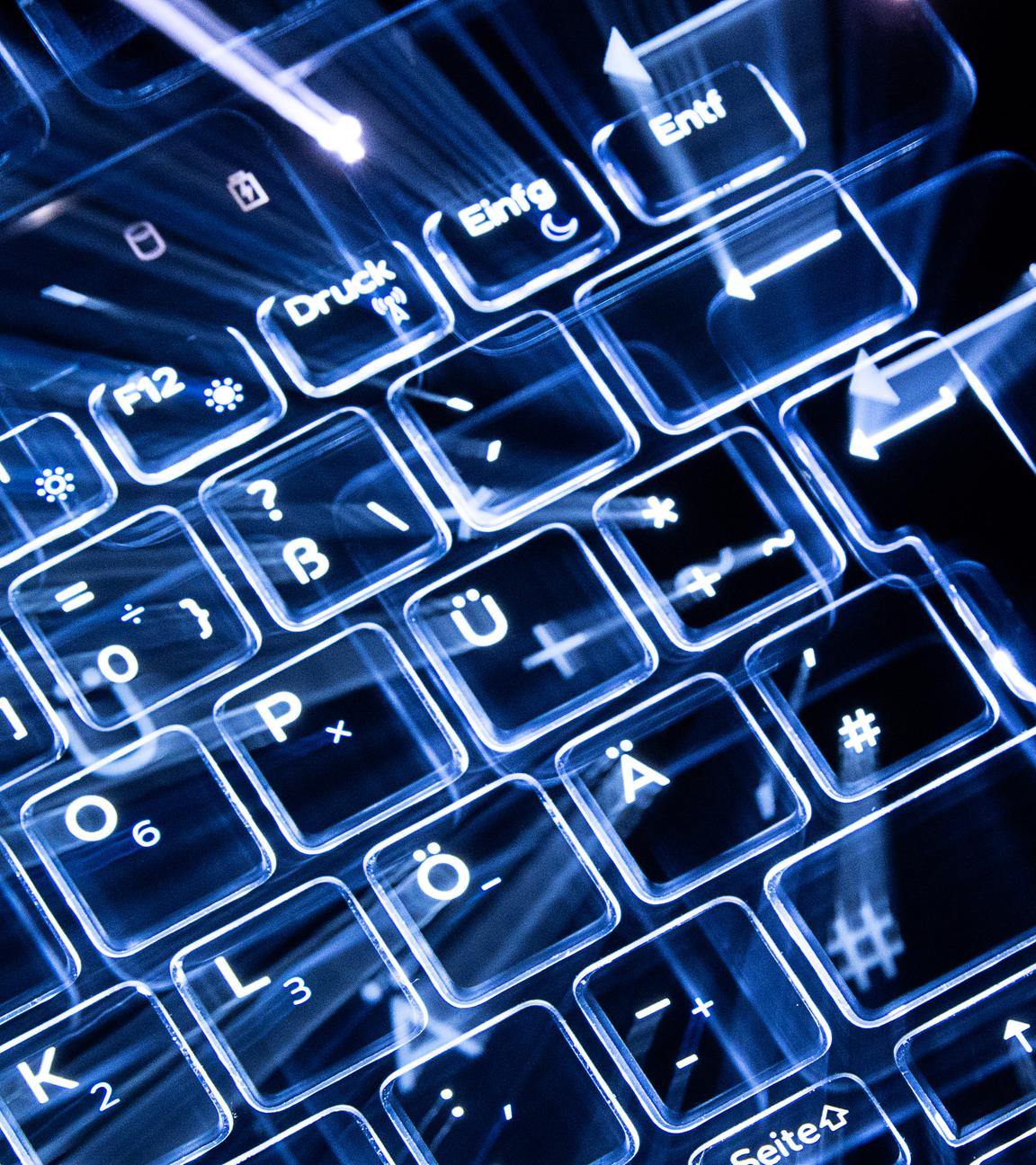 Die Tasten einer beleuchteten Tastatur.
