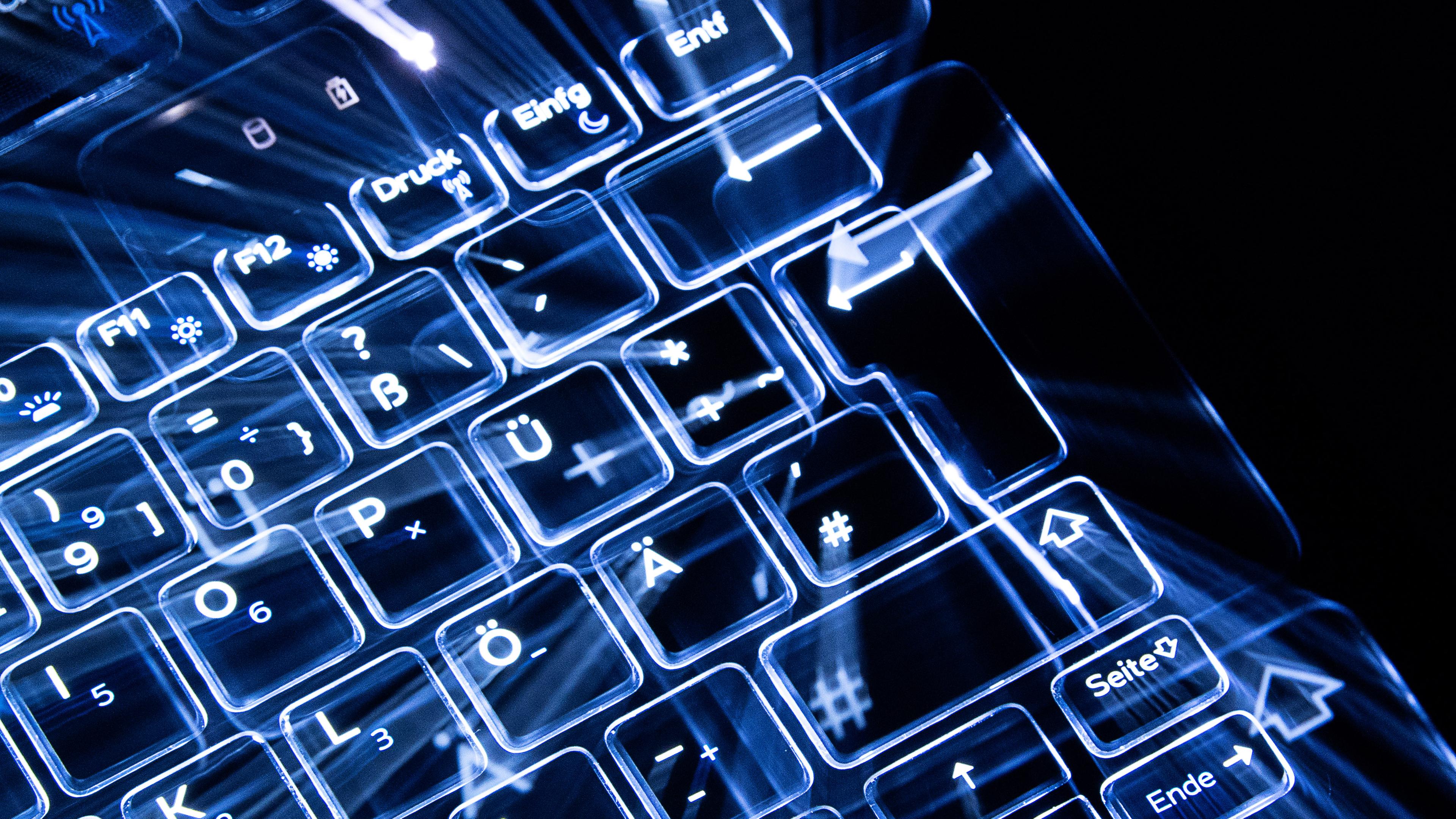 Die Tasten einer beleuchteten Tastatur.