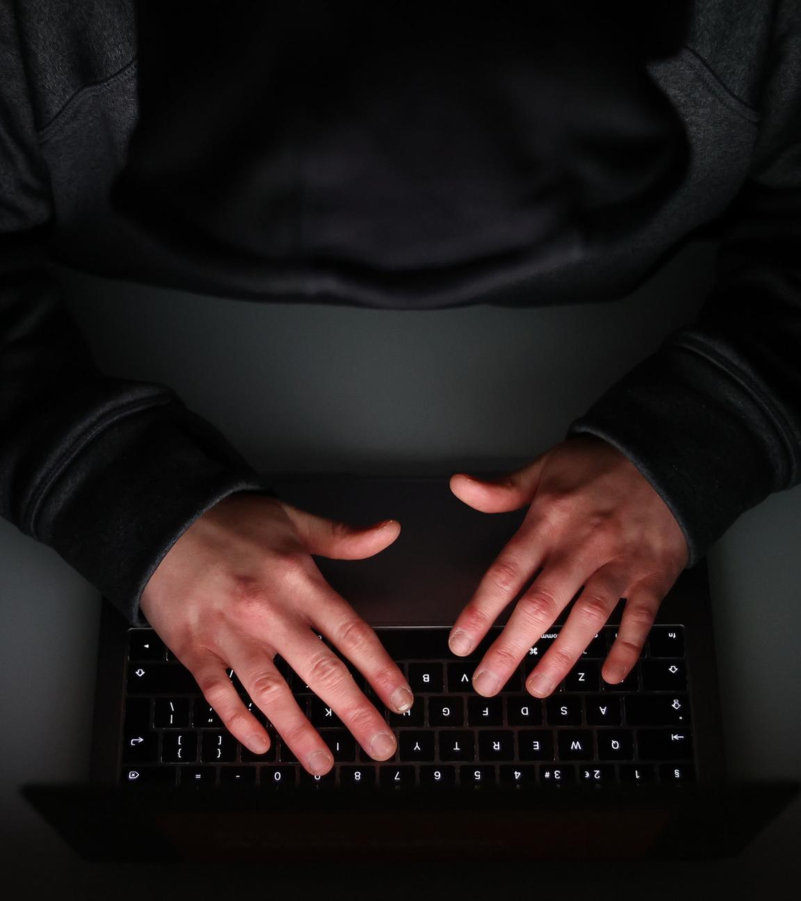 Ein Hacker beim Hacken