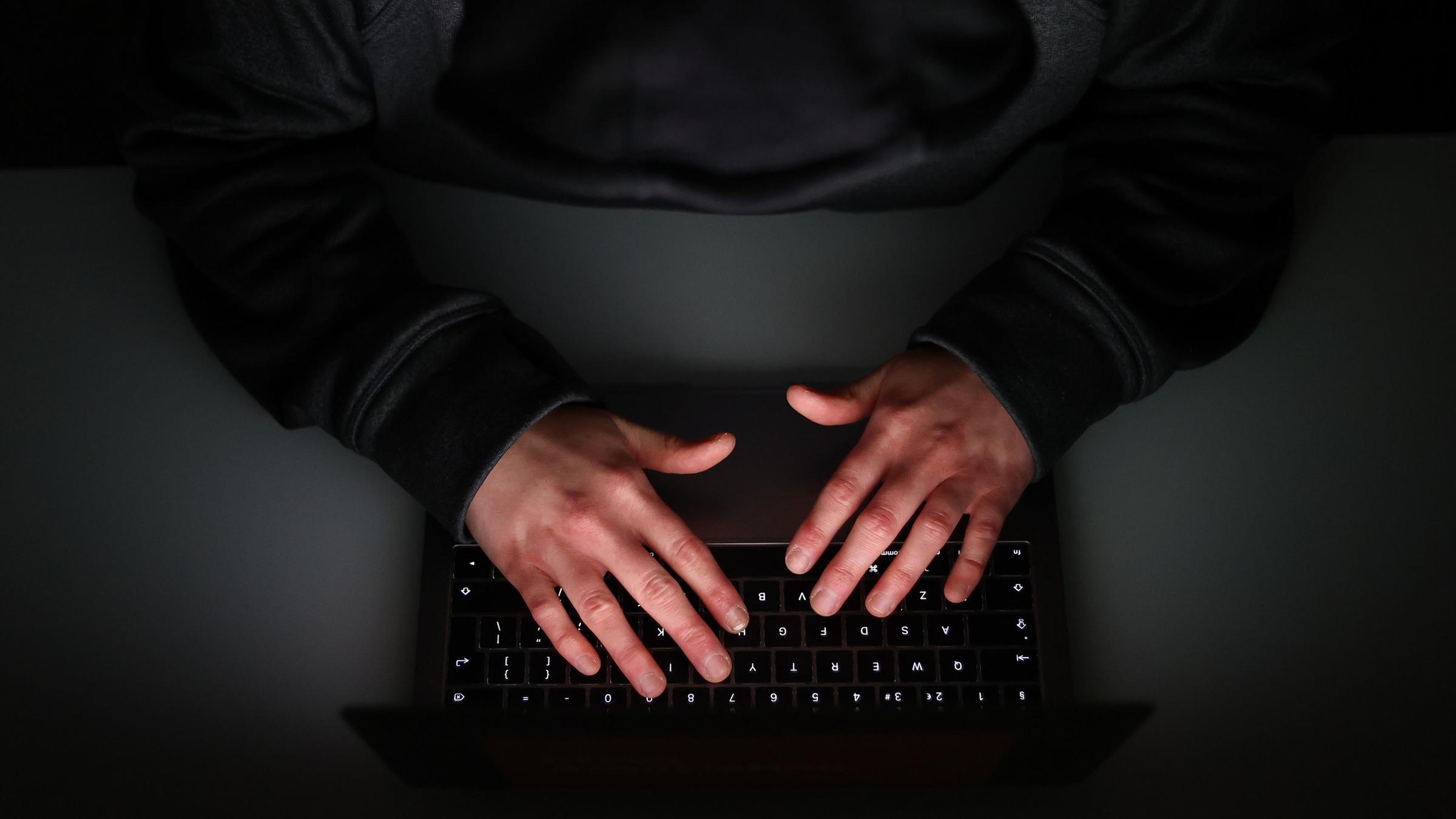 Ein Hacker beim Hacken