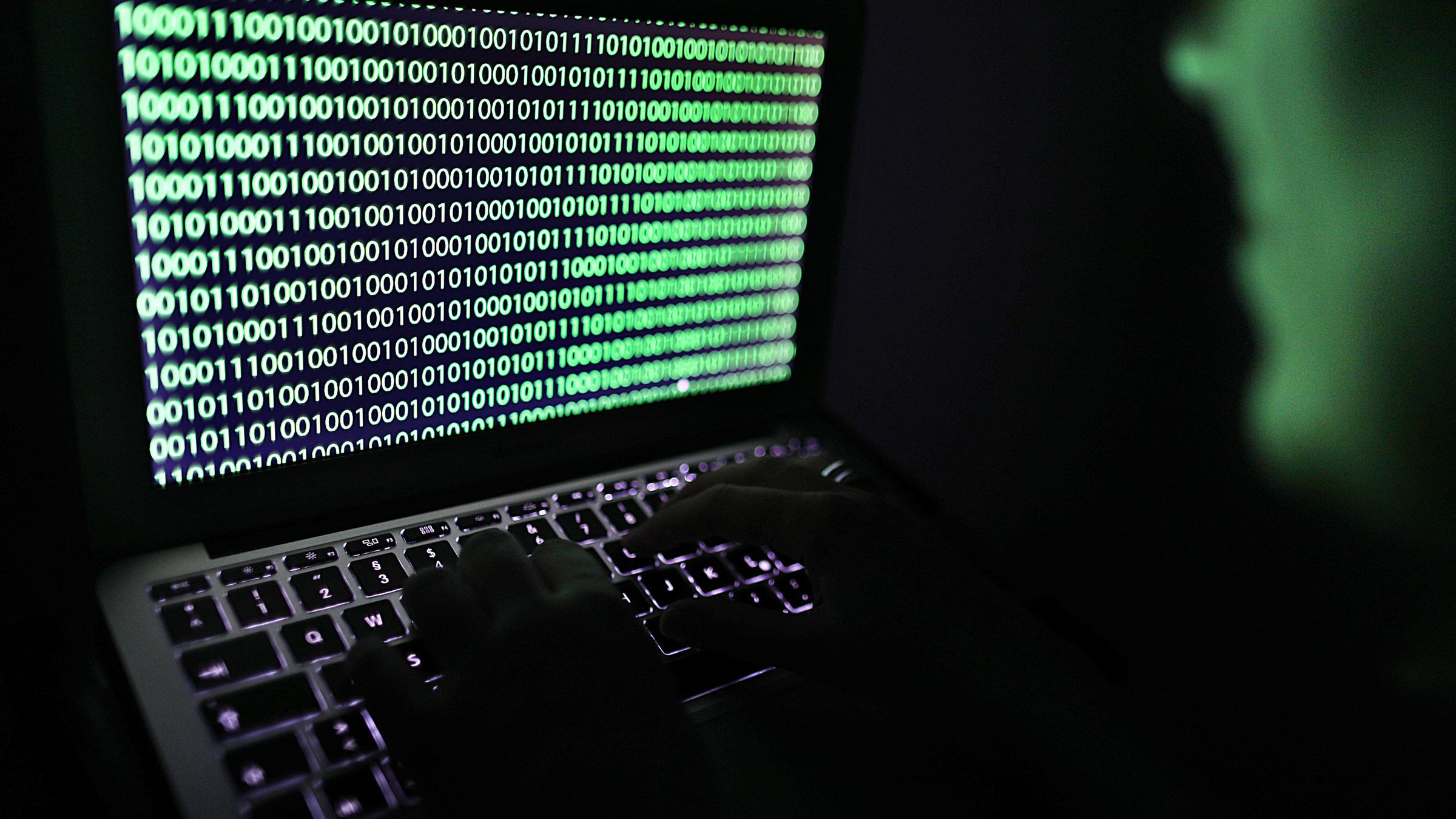 Person vor einem Laptop