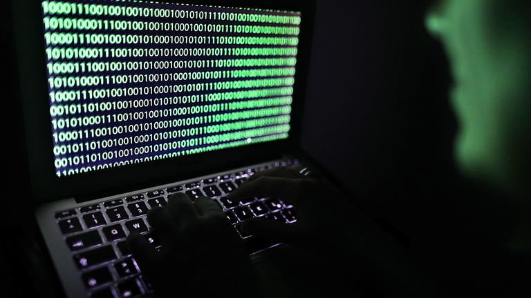 Person vor einem Laptop