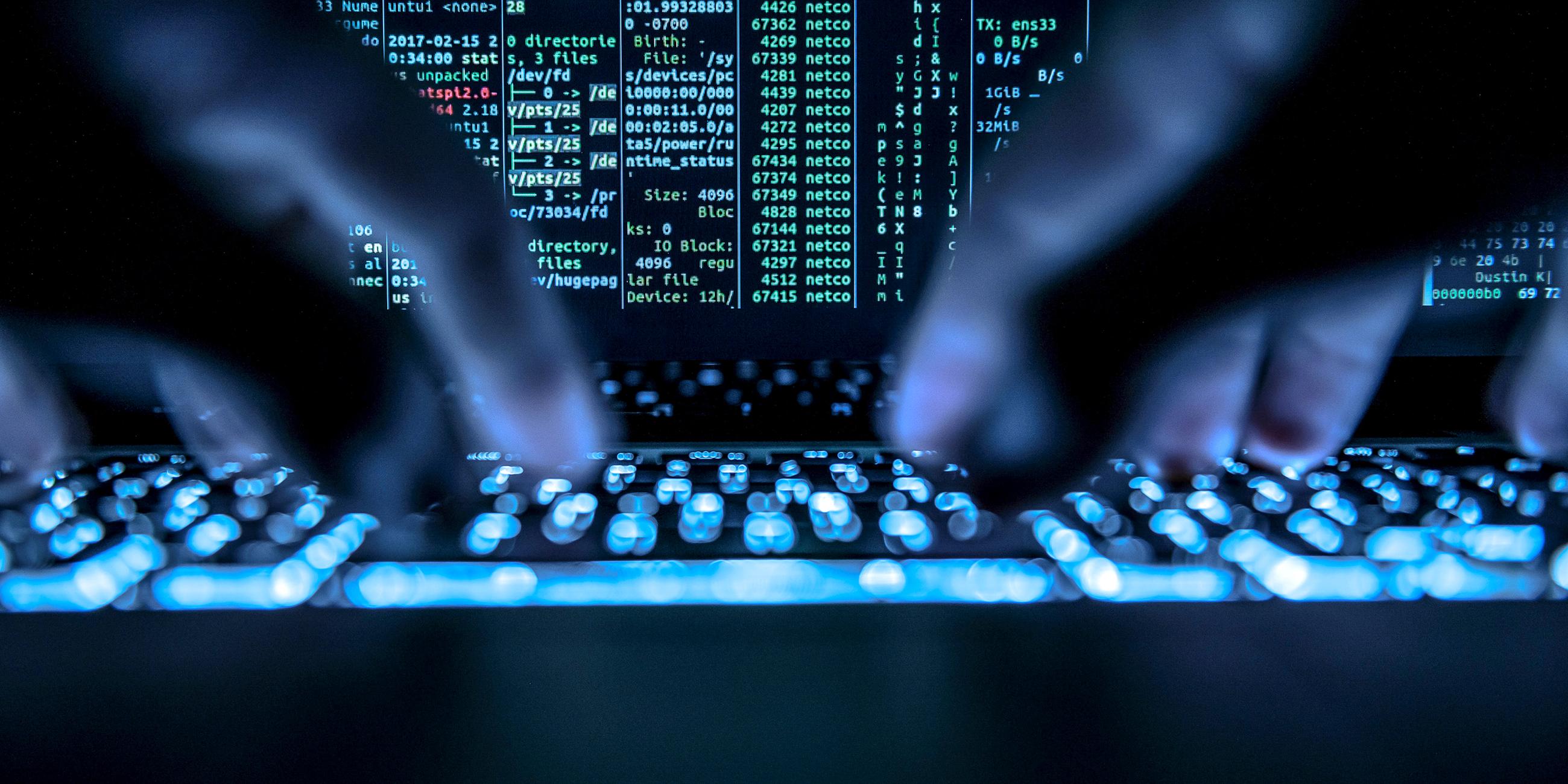 Auf dem Bildschirm eines Laptops ist ein Hackerprogramm geöffnet.