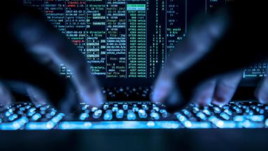 Auf dem Bildschirm eines Laptops ist ein Hackerprogramm geöffnet.