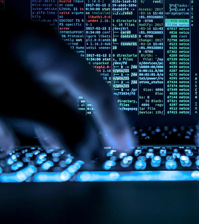 Auf dem Bildschirm eines Laptops ist ein Hackerprogramm geöffnet.