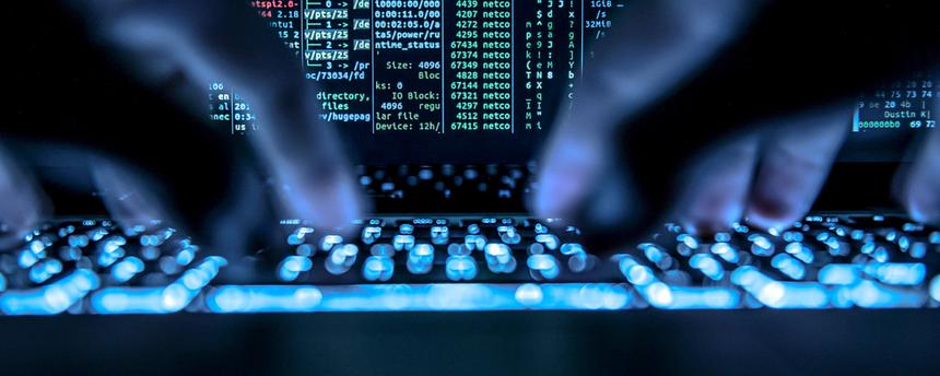 Auf dem Bildschirm eines Laptops ist ein Hackerprogramm geöffnet.
