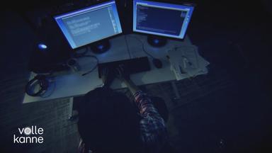 Zwielichtige Person (Hacker) tippt auf einer Computer-Tastatur rum