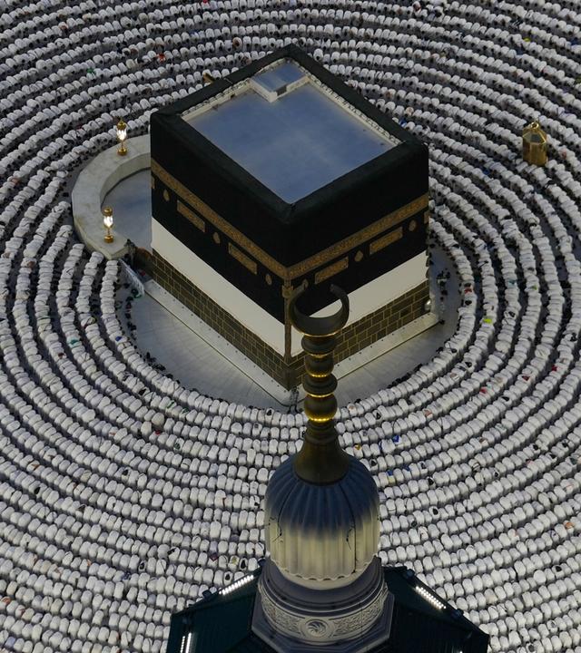 Muslimische Pilger werfen sich nieder, während sie während der jährlichen Haddsch-Pilgerfahrt in der heiligen Stadt Mekka (Saudi-Arabien) rund um die Kaaba – die heiligste Stätte des Islam – ihre Abendgebete verrichten.