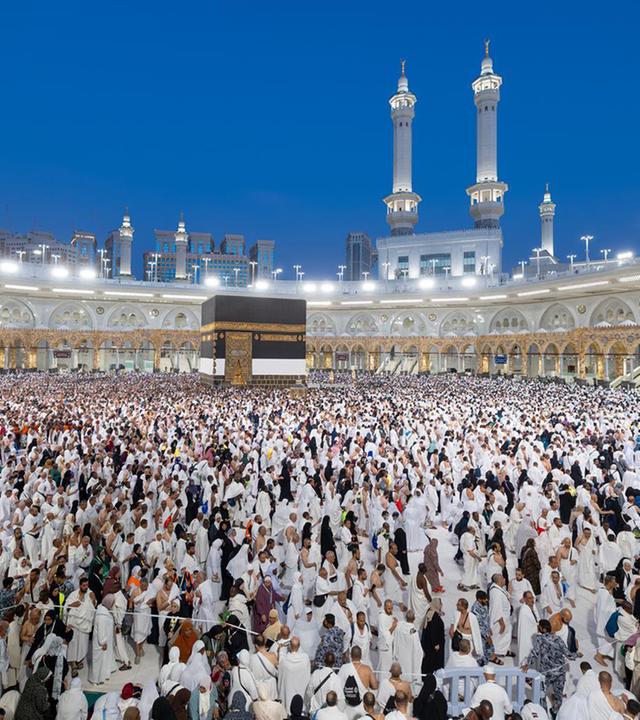 Muslime nehmen in der Großen Moschee in Mekka an einem Eid-el-Adha-Gebet um die Kaaba, das heiligste Heiligtum des Islams, teil, um den Beginn des Eid-el-Adha-Festes zu begehen, das das Ende ihrer Hadsch-Pilgerreise markiert.