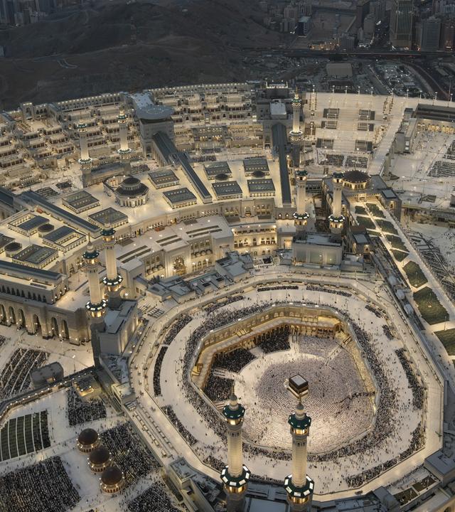Saudi-Arabien, Mekka: Muslimische Pilger beten in der Großen Moschee in der heiligen Stadt Mekka während der jährlichen Hajj-Pilgerfahrt