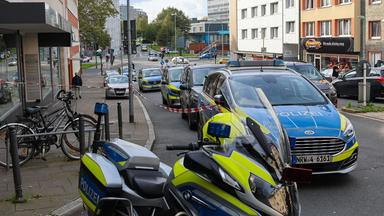 14.10.2026, Nordrhein-Westfalen, Essen: Einsatzfahrzeuge stehen auf einer Straße.