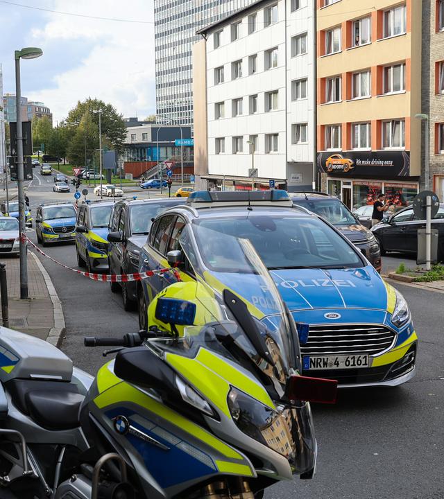 14.10.2026, Nordrhein-Westfalen, Essen: Einsatzfahrzeuge stehen auf einer Straße.