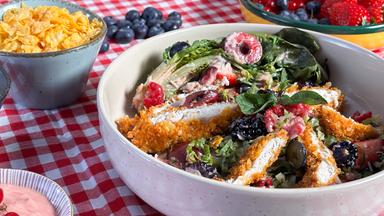 Hähnchen-Sticks mit Romana-Beeren-Salat