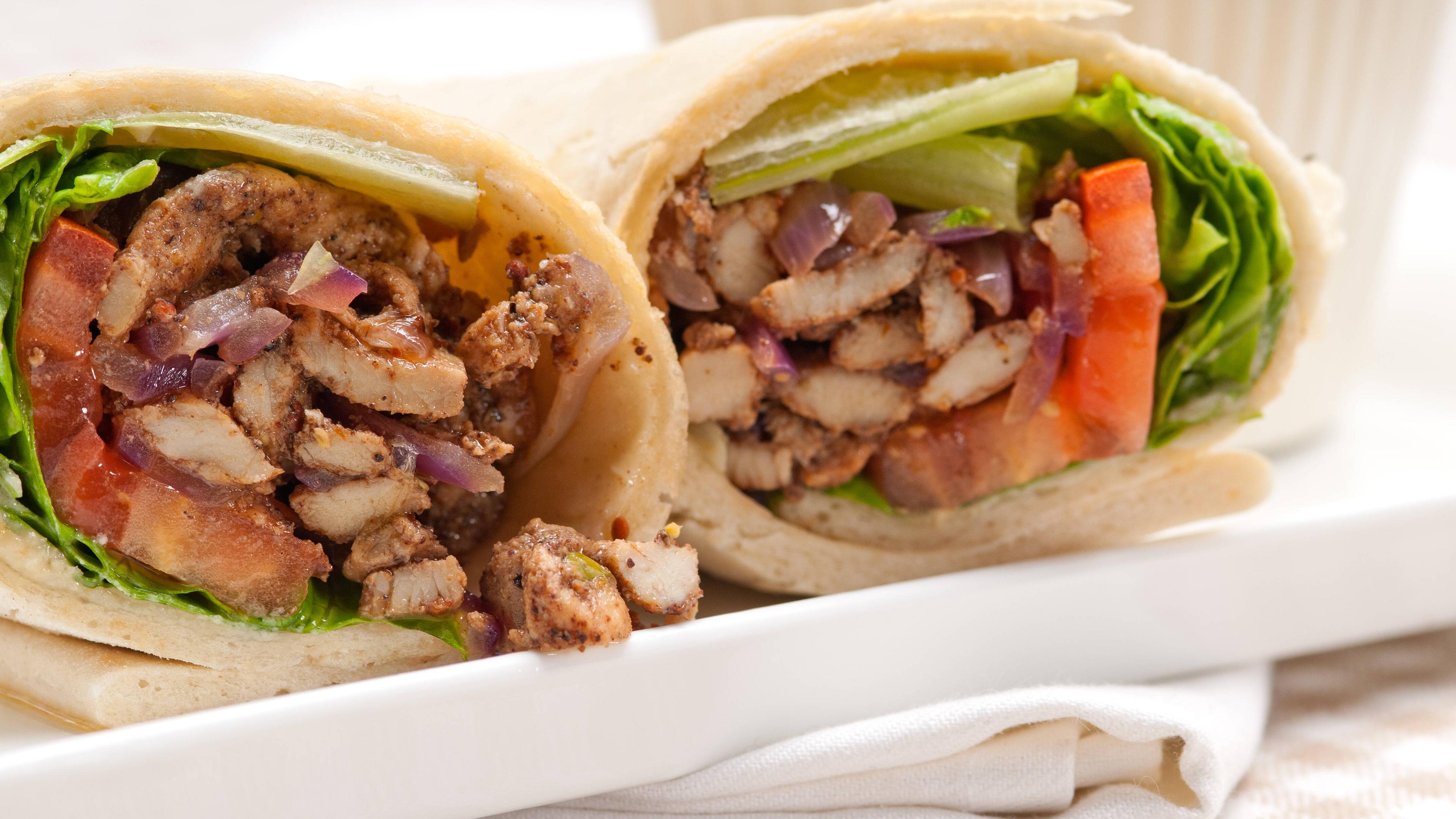 Hähnchen-Wrap mit Joghurt-Minz-Dip auf Salat