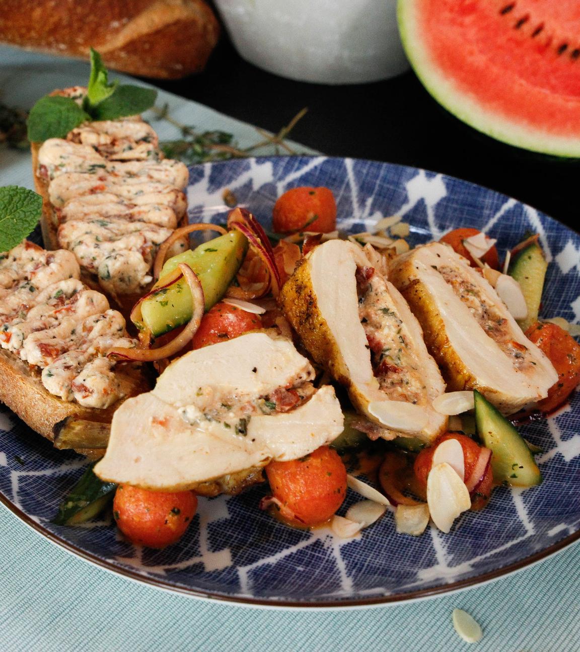Gefüllte Hähnchenbrust mit Melonen-Gurken-Salat 