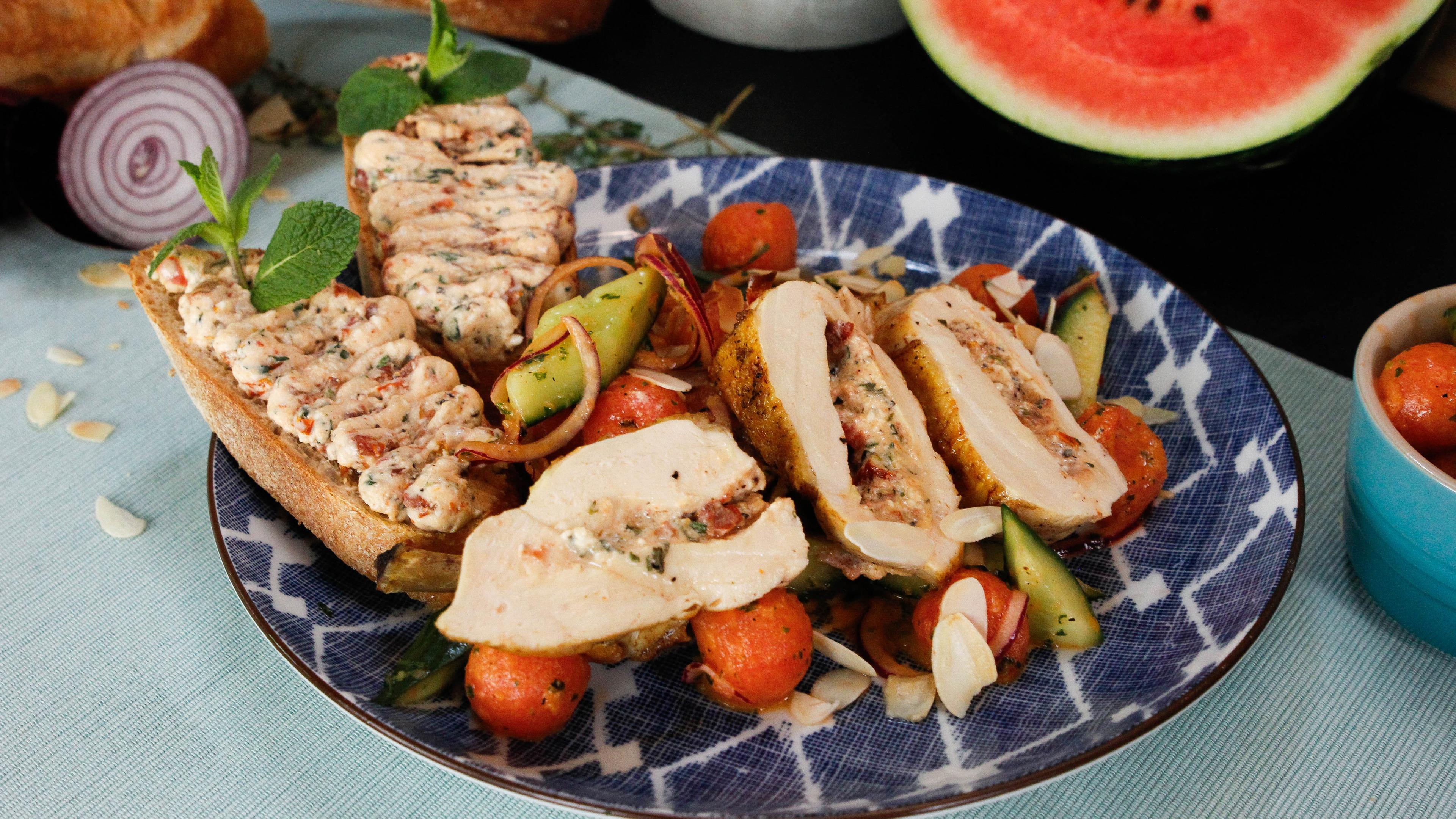 Gefüllte Hähnchenbrust mit Melonen-Gurken-Salat 