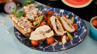 Gefüllte Hähnchenbrust mit Melonen-Gurken-Salat 
