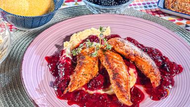Hähnchenfilets in Brombeersauce mit Polenta