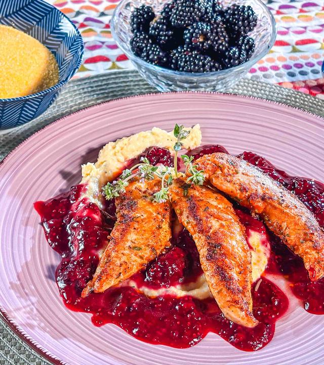 Hähnchenfilets in Brombeersauce mit Polenta