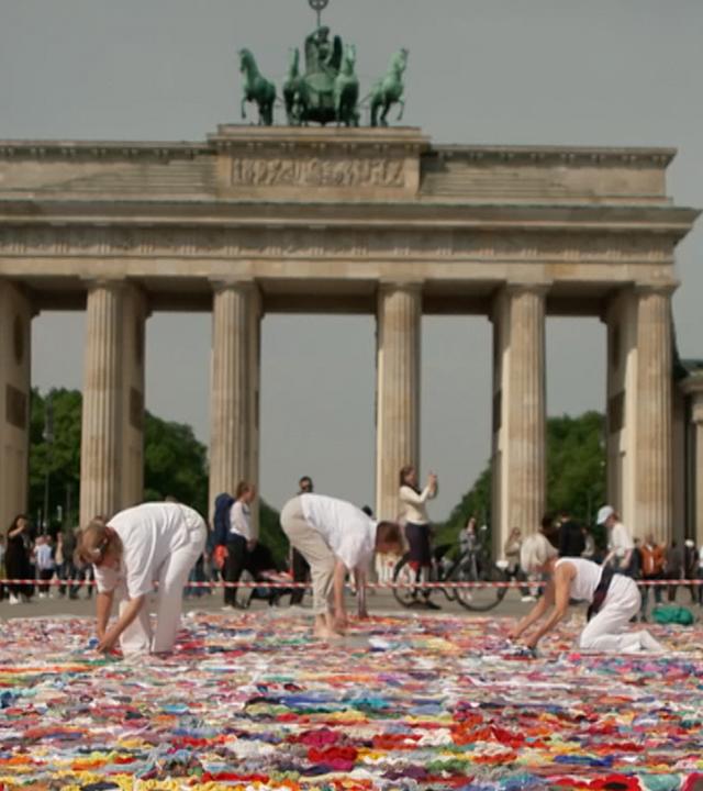 Gehäkeltes Blütenmeer vor dem Brandenburger Tor in Berlin.