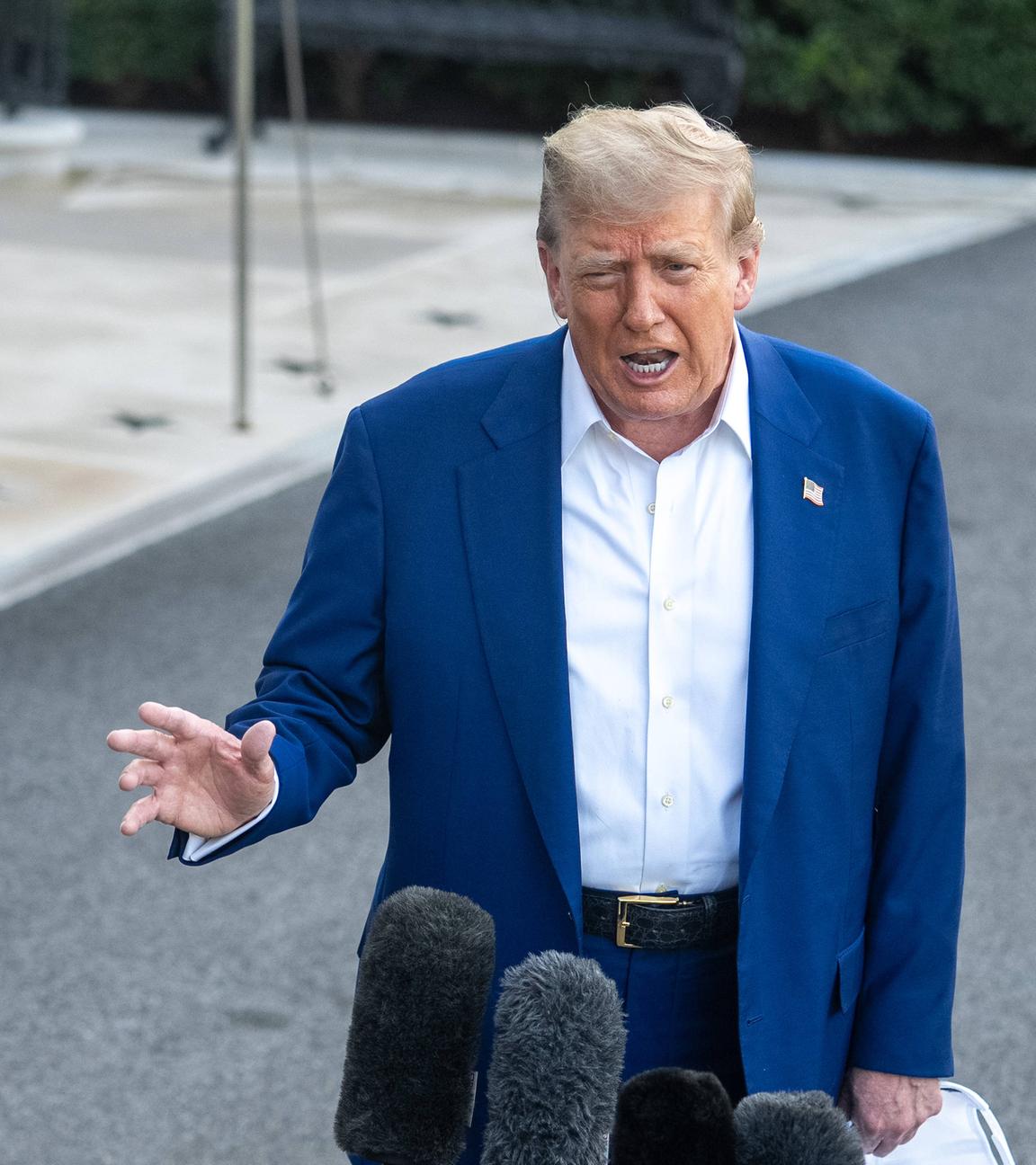 Präsident Donald Trump beantwortet am 24. Juni 2025 auf dem Südrasen des Weißen Hauses in Washington, D.C., USA, Fragen der Presse. US-Präsident Donald Trump, der am Montag bekannt gab, dass Israel und der Iran eine formelle Vereinbarung zur Umsetzung eines vollständigen Waffenstillstands getroffen hätten, kritisierte beide Seiten für den Bruch des Waffenstillstands und forderte Israel zur Zurückhaltung auf.
