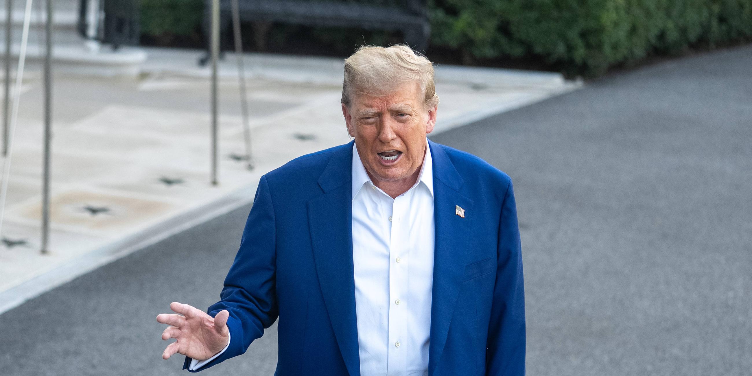 Präsident Donald Trump beantwortet am 24. Juni 2025 auf dem Südrasen des Weißen Hauses in Washington, D.C., USA, Fragen der Presse. US-Präsident Donald Trump, der am Montag bekannt gab, dass Israel und der Iran eine formelle Vereinbarung zur Umsetzung eines vollständigen Waffenstillstands getroffen hätten, kritisierte beide Seiten für den Bruch des Waffenstillstands und forderte Israel zur Zurückhaltung auf.