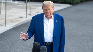 Präsident Donald Trump beantwortet am 24. Juni 2025 auf dem Südrasen des Weißen Hauses in Washington, D.C., USA, Fragen der Presse. US-Präsident Donald Trump, der am Montag bekannt gab, dass Israel und der Iran eine formelle Vereinbarung zur Umsetzung eines vollständigen Waffenstillstands getroffen hätten, kritisierte beide Seiten für den Bruch des Waffenstillstands und forderte Israel zur Zurückhaltung auf.