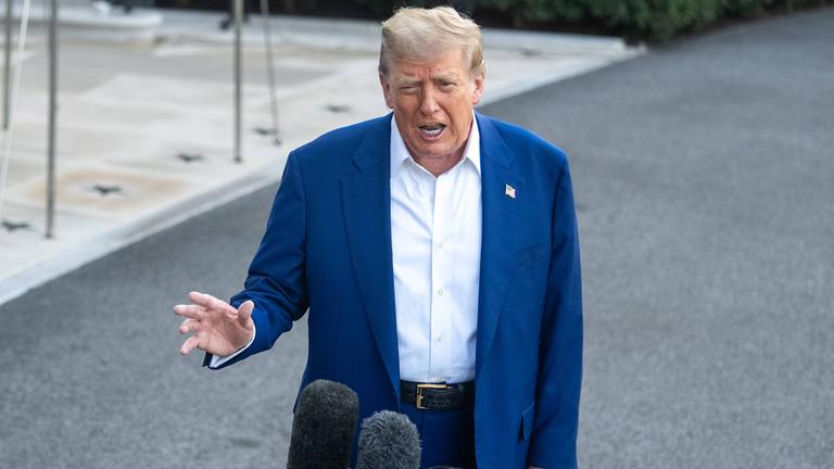 Präsident Donald Trump beantwortet am 24. Juni 2025 auf dem Südrasen des Weißen Hauses in Washington, D.C., USA, Fragen der Presse. US-Präsident Donald Trump, der am Montag bekannt gab, dass Israel und der Iran eine formelle Vereinbarung zur Umsetzung eines vollständigen Waffenstillstands getroffen hätten, kritisierte beide Seiten für den Bruch des Waffenstillstands und forderte Israel zur Zurückhaltung auf.