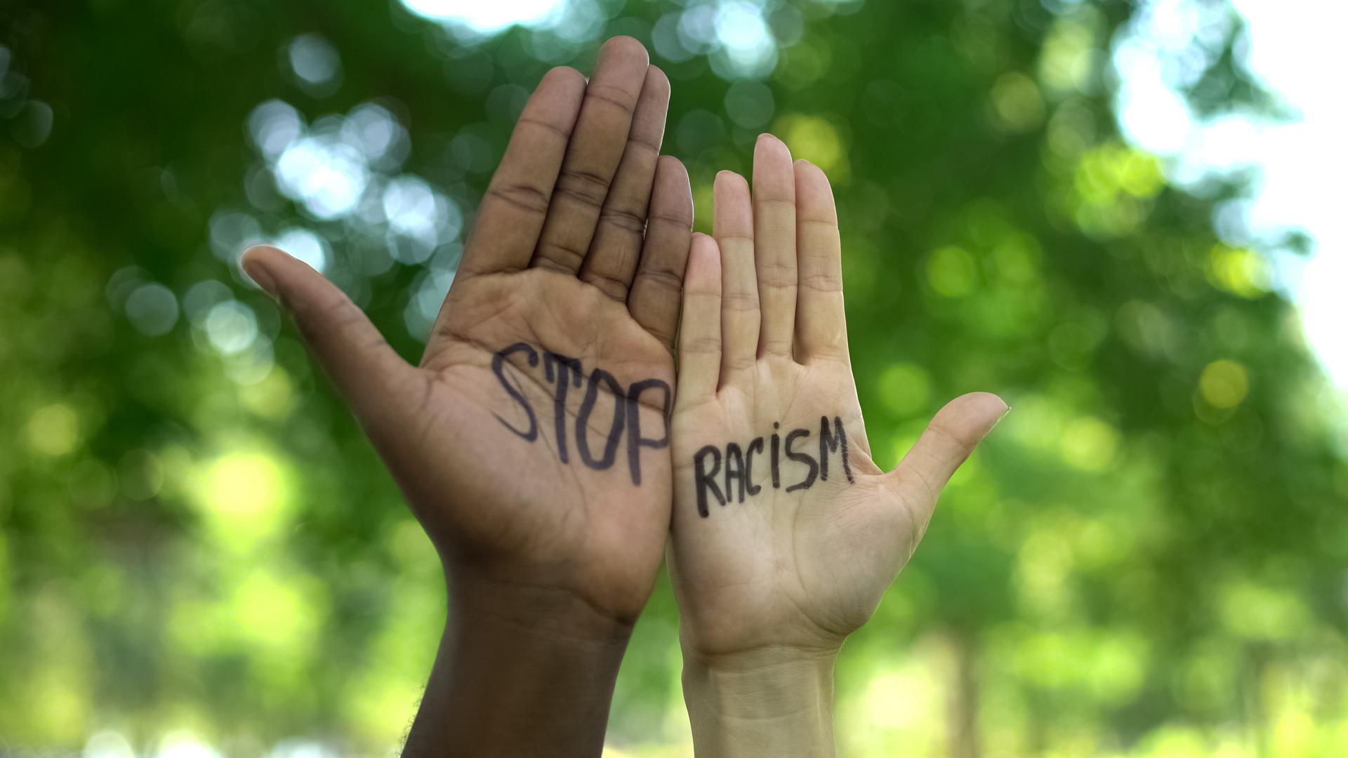 Hände mit Schriftzug "Stop Racism"