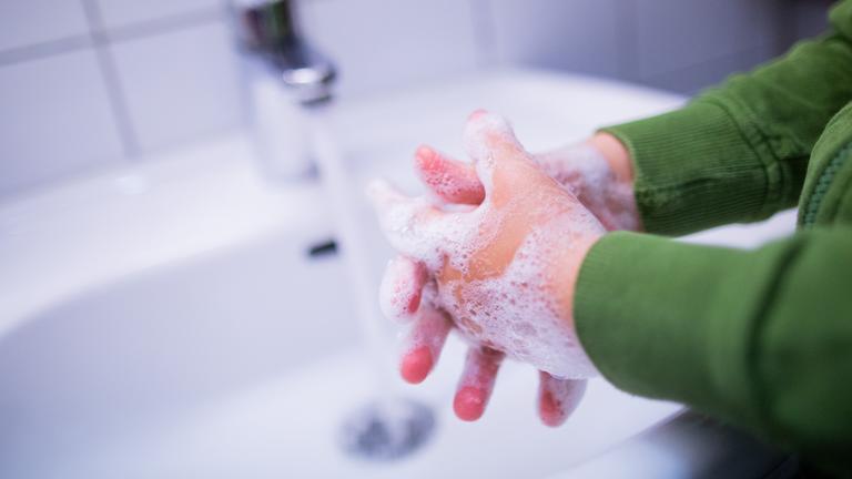 Nordrhein-Westfalen, Köln: Kinder waschen sich in einer Kindertagesstätte die Hände mit Seife.