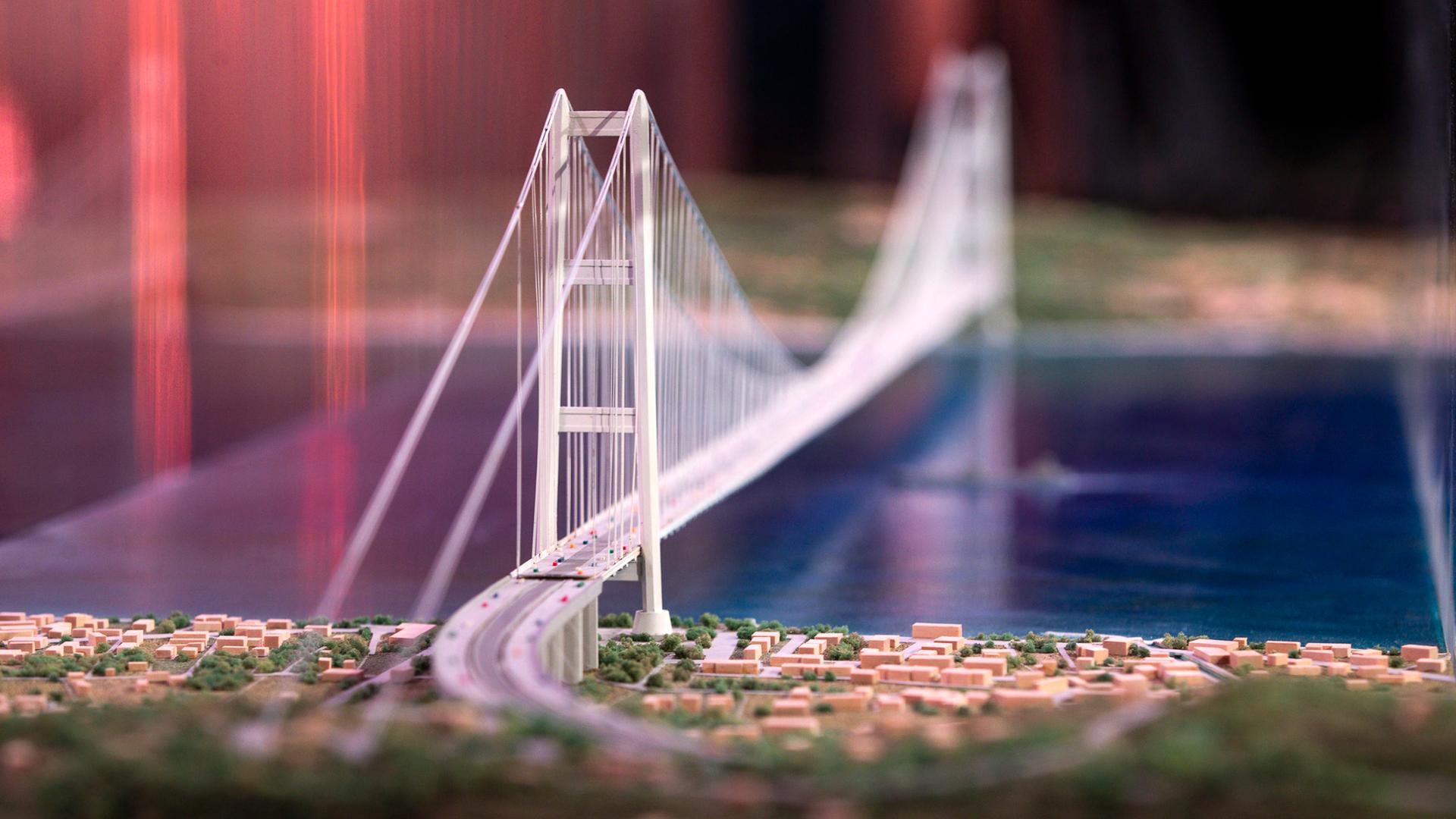 Das Modell des Brückenprojekts über die Straße von Messina, das der italienische Minister für Infrastruktur und Verkehr, Matteo Salvini, während der RAI-Fernsehsendung „Cinque minuti” (Fünf Minuten) unter der Moderation von Bruno Vespa am 22. März 2023 in Rom, Italien, vorstellte. 