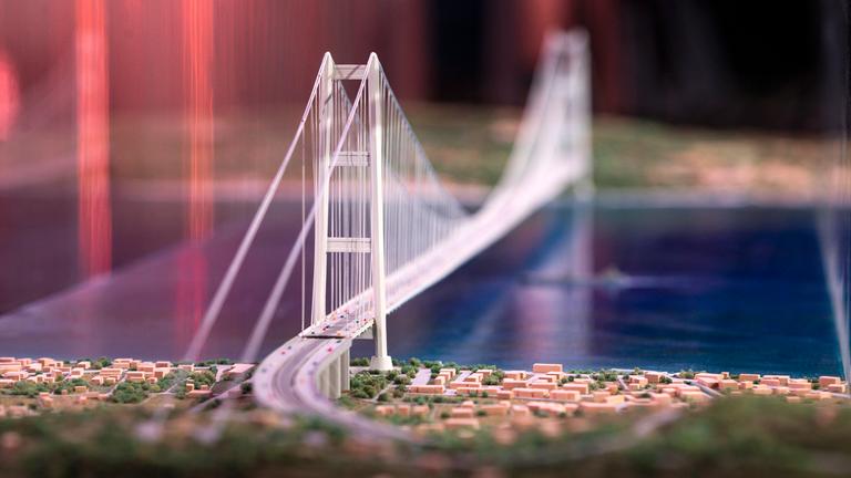 Das Modell des Brückenprojekts über die Straße von Messina, das der italienische Minister für Infrastruktur und Verkehr, Matteo Salvini, während der RAI-Fernsehsendung „Cinque minuti” (Fünf Minuten) unter der Moderation von Bruno Vespa am 22. März 2023 in Rom, Italien, vorstellte. 