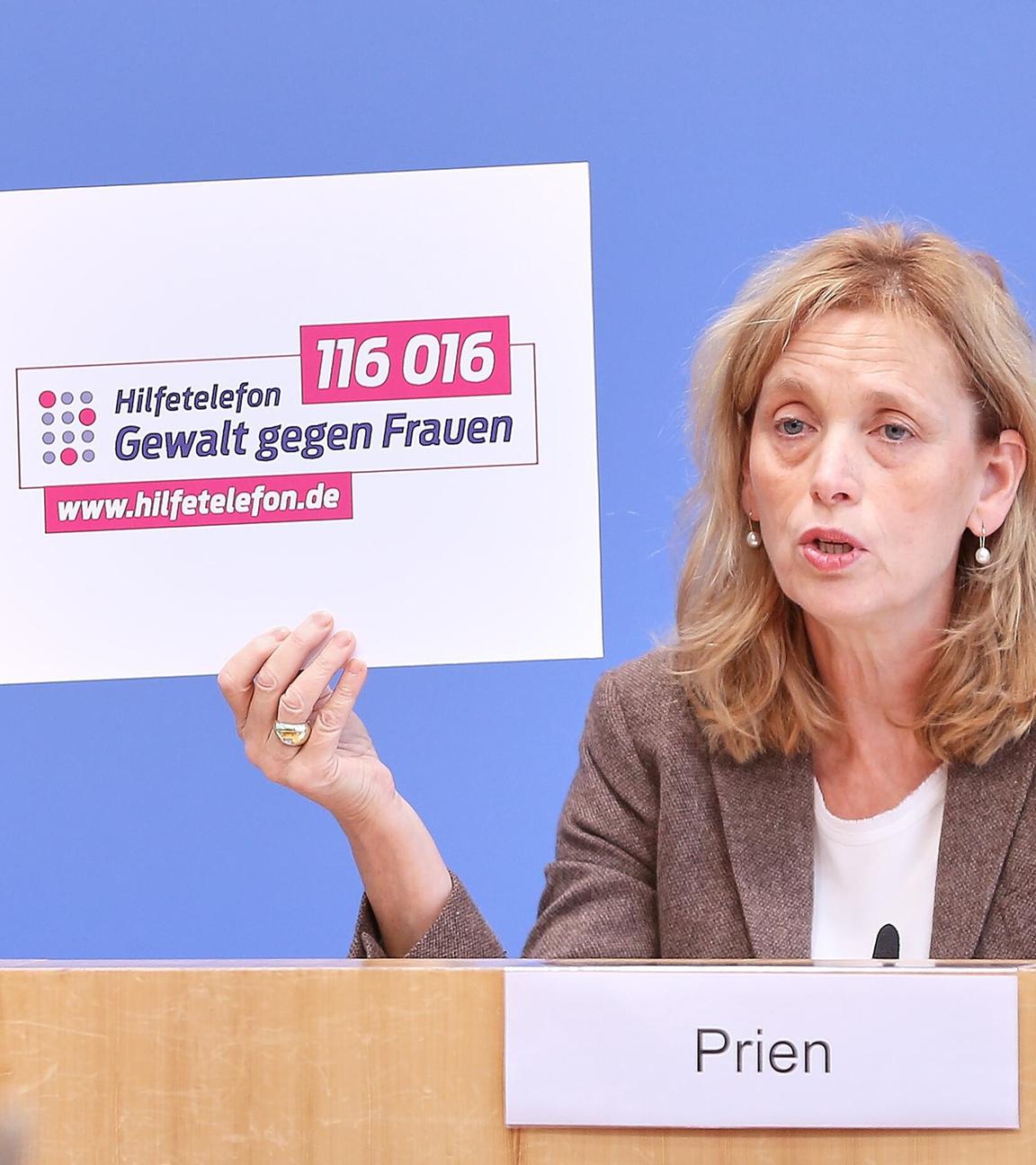 Berlin, Deutschland, 21.11.2025: Bundespressekonferenz: Vorstellung der Bundeslagebilder "Haeusliche Gewalt 2024" und "Geschlechtsspezifisch gegen Frauen gerichtete Straftaten 2024": Bundesministerin fuer Bildung, Familie, Senioren, Frauen und Jugend Karin Prien (CDU)