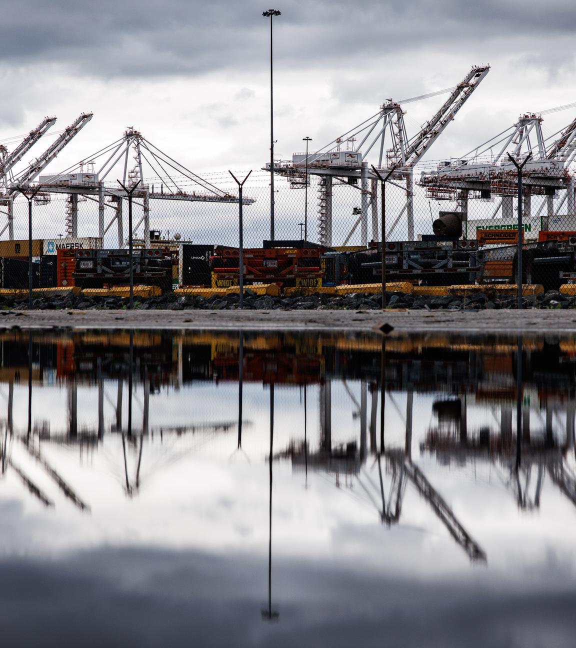 Trumps Zölle - Container-Verladung im Hafen von Baltimore