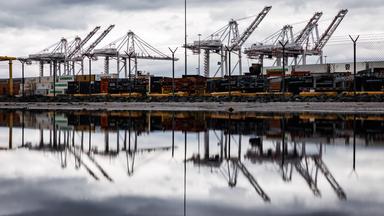 Trumps Zölle - Container-Verladung im Hafen von Baltimore