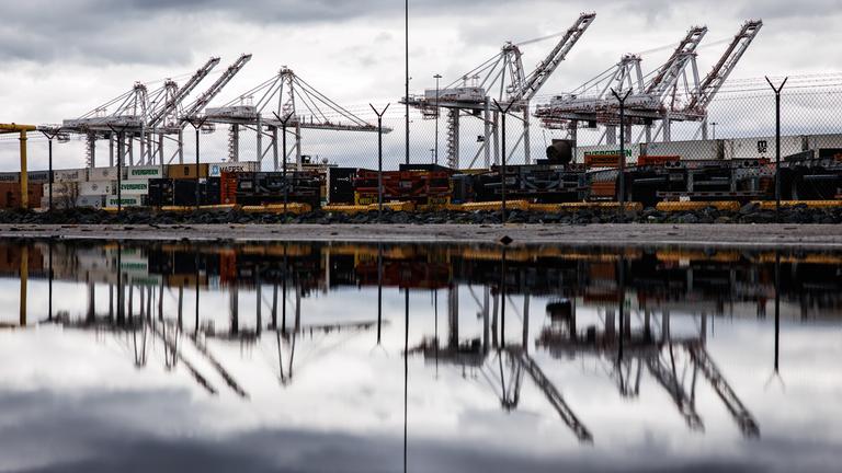Trumps Zölle - Container-Verladung im Hafen von Baltimore