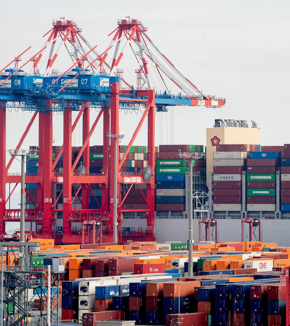 Niedersachsen, Wilhelmshaven: Das Containerschiff "OOCL Zeebrugge" liegt am Terminal von Eurogate auf dem JadeWeserPort an der Kaimauer und wird entladen.