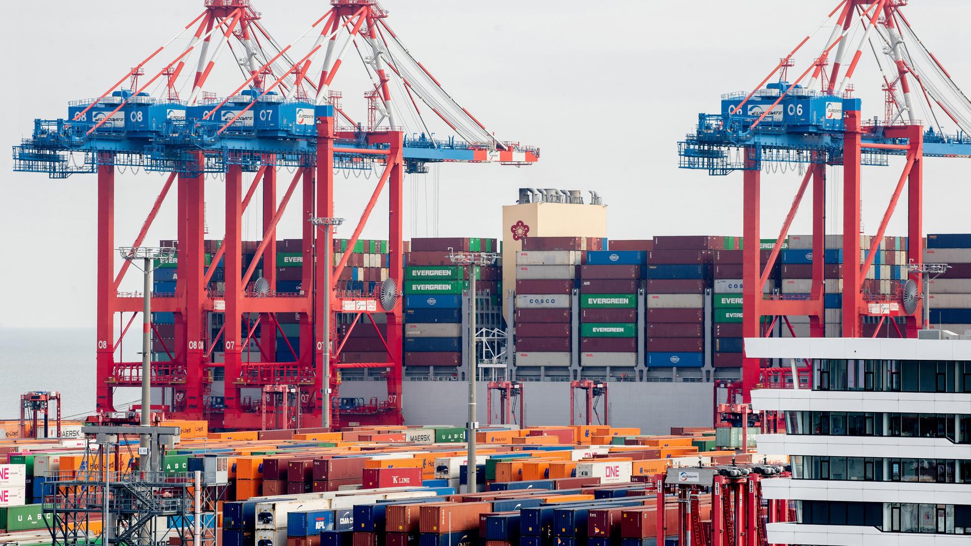 Niedersachsen, Wilhelmshaven: Das Containerschiff "OOCL Zeebrugge" liegt am Terminal von Eurogate auf dem JadeWeserPort an der Kaimauer und wird entladen.