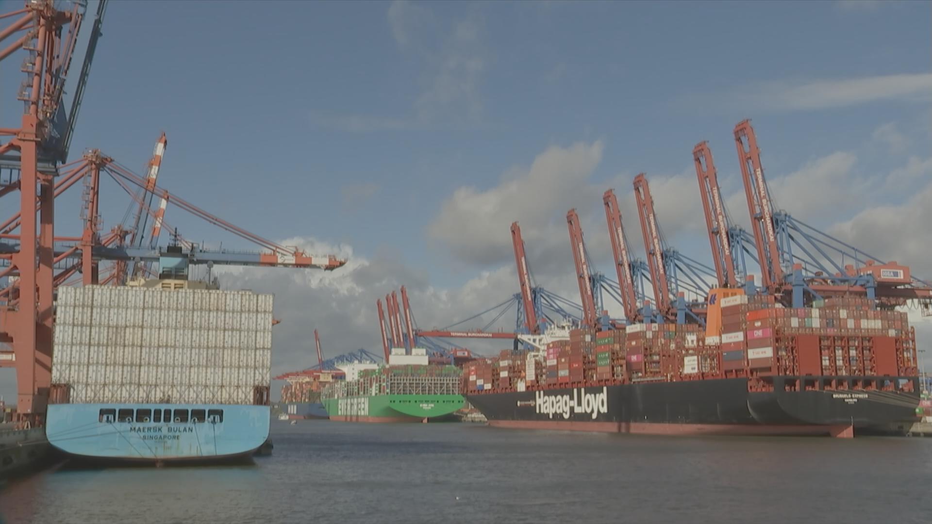 Auf dem Bild ist der Hamburger Hafen zu sehen.