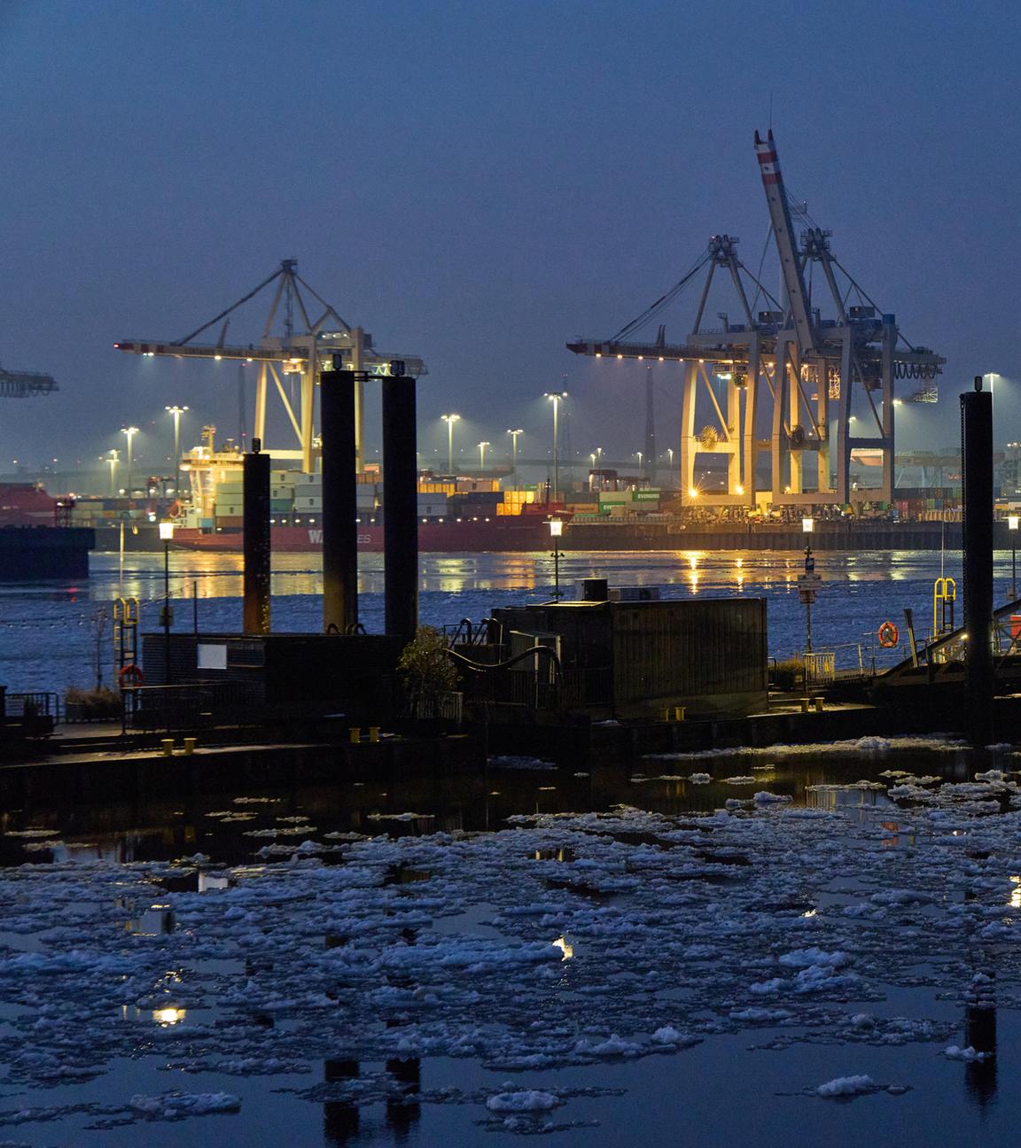 Hafen in Hamburg bei Nacht, Container-Kräne im Hintergrund